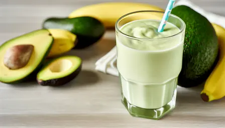 Banan- og avokadomilkshake uden sukker