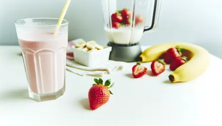 Blid jordbær- og bananmilkshake uden tilsat sukker