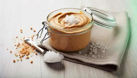 Karameliseret peanutbutterdip med havsalt