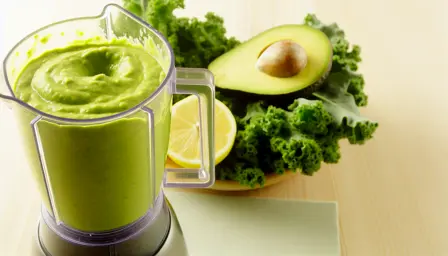 Mættende avocadoblanding med grønkål og citron