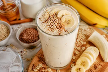 Mættende banan-smoothie med havregryn