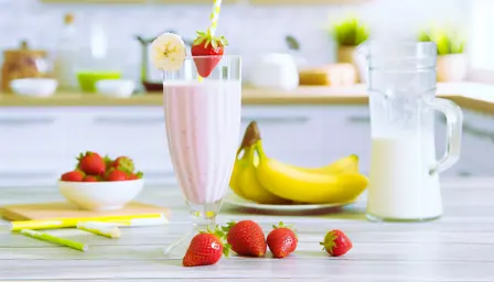 Mild banan- og jordbærmilkshake uden tilsat sukker